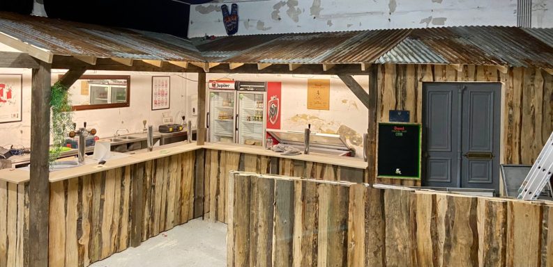 Thecke imHolzhütten-Ambiente