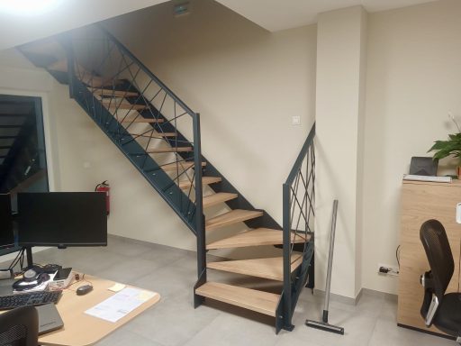 Stahltreppe mit Eichenstufen 
